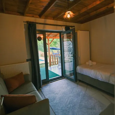 Vila Ayrikvadi Panorama *